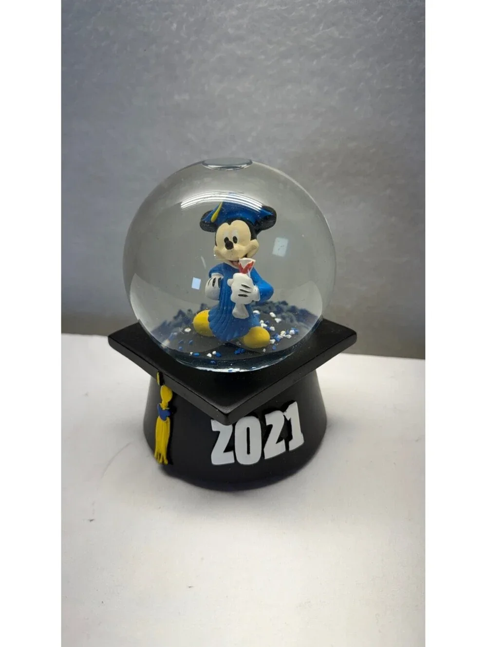 Disney Mickey Mouse 2021 Graduation Snow Globe E-3